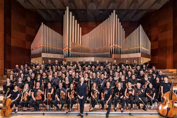 Die Staatsphilharmonie Nürnberg mit der Generalmusikdirektorin Joana Mallwitz